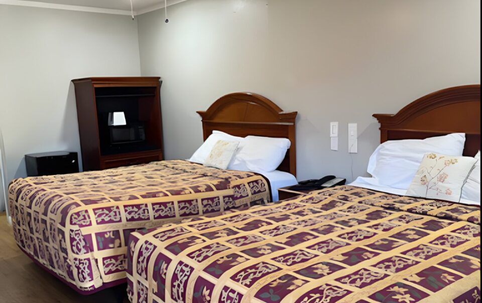 Queen room with pool view-Hill Country Inn